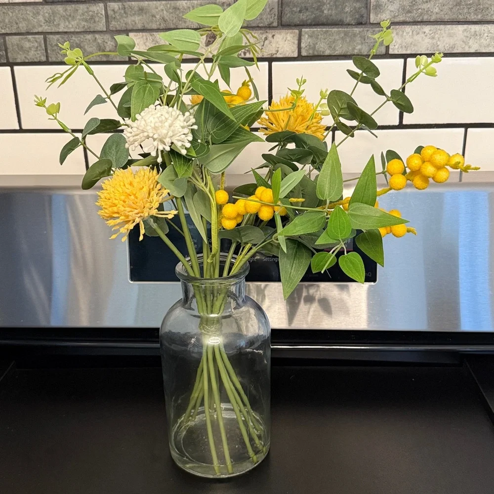 Kohl's Faux Floral Arrangement Yellow White Flowers Clear Glass Vase 7.5”